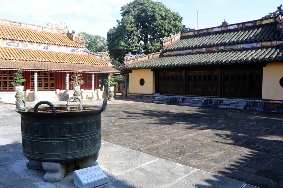 Бронзовый котел был отлит в 1673 году - национальное достояние, помещенное посреди двора мавзолея Донг Кханя. (Фото: ВИА)