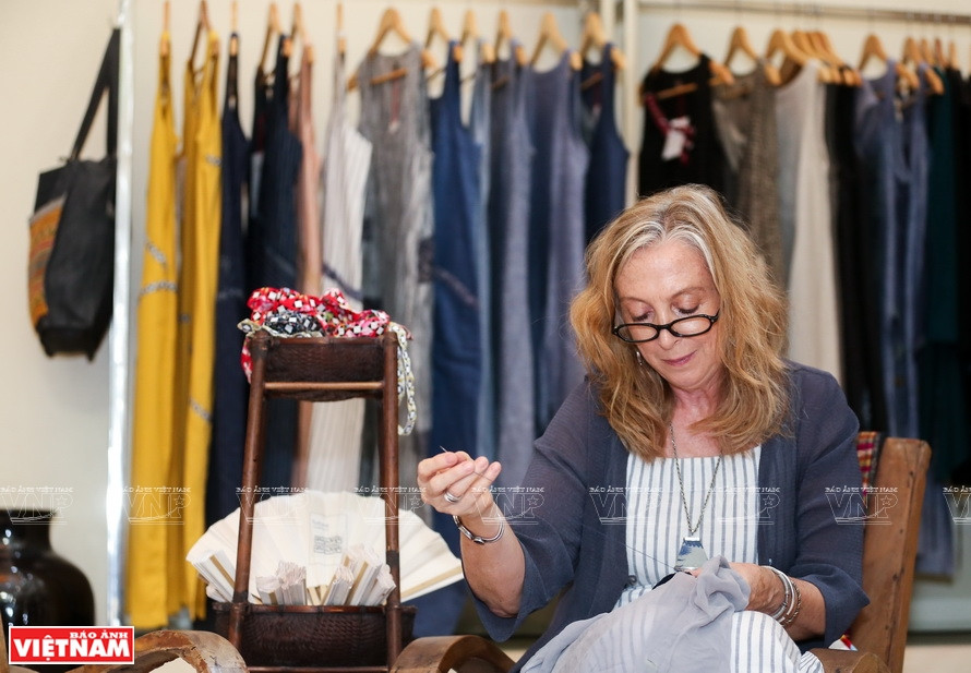 Помимо парчовых мотивов, Синтия Манн сама вышивала и другие узоры, чтобы сделать модную продукцию Future Traditions более уникальной. (Фото: ИЖВ)