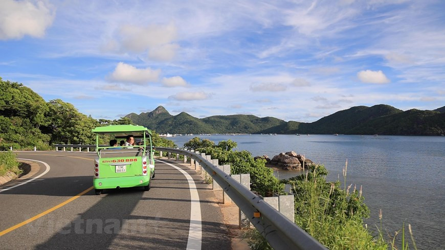 Посетители могут легко добраться до дороги на электробусе. (Фото: Vietnam+)