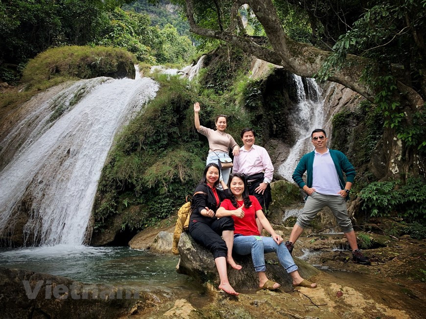 Заповедник Наханг – «Бухта Халонг на горе», расположенный в двух уездах Наханг и Ламбинь, провинция Туенкуанг, занимает площадь более 21.000 гектаров, с разнообразием природных ландшафтов, богатой экосистемой флоры и фауны, а центром заповедника является озеро Наханг с площадью поверхностных вод 8.000 га. Озеро Наханг природного заповедника Наханг образовалось в результате накопления воды в рамках гидроэнергетического проекта Туенкуанг. Благодаря очаровательному ландшафту, сохранившейся в первозданном виде дикой природе, нефритово-зеленой воде, экологическое озеро Наханг становится уникальным туристическим продуктом, привлекающим туристов, особенно любителей приключений. Во время экскурсии на экологическом озере Наханг-Ламбинь туристы могут остановиться на трехуровневом водопаде Кхуойни и погрузиться в прохладной чистой воде. (Фото: Май Май/ Vietnam+)