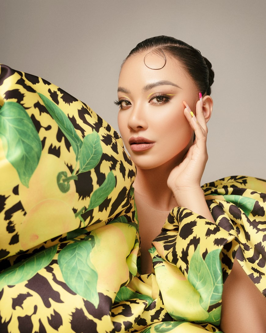 Выбрав себе инновационный аозай для альбома, мисс Кхань Ван, вице-миссы Хоанг Ми и Ким Зуен излучали свою красоту. (Фото: Vietnam+)