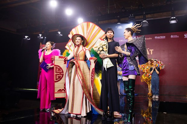 Национальный костюм "Chieu Ca Mau " от Нгуен Куок Виета. (Фото: Vietnam+)