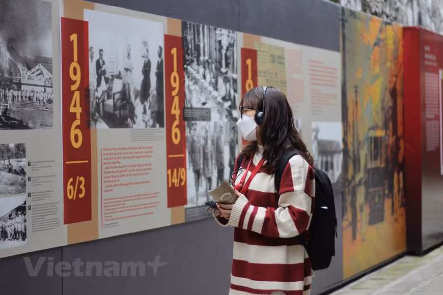 Все посетители, одиночные или в составе небольших групп, соблюдают правила профилактики эпидемии. По данным Национальной администрации туризма Вьетнама, ночной туризм во Вьетнаме довольно развит в ряде городов и туристических центров, таких как Ханой, Хошимин, Дананг, Хойан, Сапа, Хюэ...После двух лет ограничений сейчас множество туристов ищут вдохновения для летнего отдыха. Поняв эту потребность, Booking.com поделился рейтингом «Самые гостеприимные города Вьетнама» в 2022 году на основе более 232 миллионов проверенных отзывов от «реальных людей» - путешественников на этой онлайн-платформе. Виды и продукты ночного туризма имеют место в виде пешеходных улиц, торговых центров, ночной еды, ночных рынков, баров, кафе, кинотеатров, клубов, ряда мероприятий, искусства, развлечений на улице и за ее пределами…(Фото: Минь Ань/ Vietnam+)