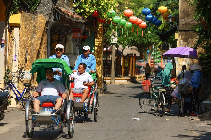 Сухой сезон начинается в январе, завершается в августе. Этот период считается оптимальным для поездки в Хойан (Вьетнам). Для экскурсионного тура лучше подойдёт время с января по апрель, когда температура ещё вполне комфортная, и прогулки будут проходить легко и приятно. На пляжный отдых лучше приезжать в период с июня по август, когда море уже хорошо прогреется, и можно будет купаться. Туристы приезжают в Хойан не только из-за достопримечательностей Старого города, но и для отдыха на море. На здешних пляжах мало людей, тихо и спокойно, лишь в праздники и выходные на побережье собираются вьетнамцы.В Хойане есть 2 пляжа: An Bang Beach (Ан Банг) и Cua Da Beach (Кыа Дай), но чёткой границы между ними нет. Пляж достаточно многолюдный в центре и совершенно пустой по окраинам, но при этом везде одинаково комфортен. В центральной части очень пологий заход в воду – до глубины, где можно плавать, нужно долго идти. Именно поэтому здесь хорошо отдыхать с детьми. В этой части есть рестораны с разнообразной едой и магазины, оборудована парковка. (Фото: Минь Шон/Vietnam+)