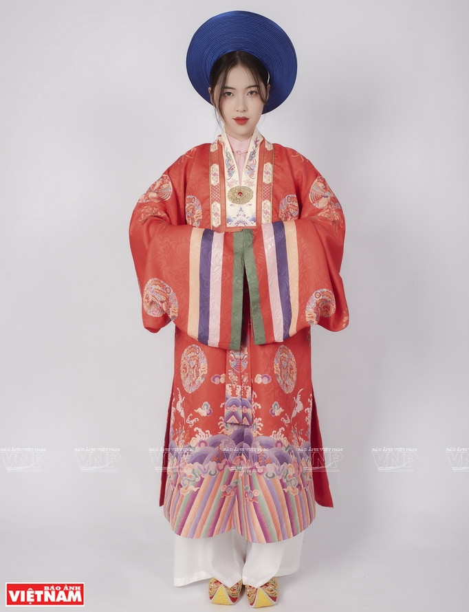 Некоторые вьетнамские древние костюмы от дизайнера Нгуен Минь Чау.