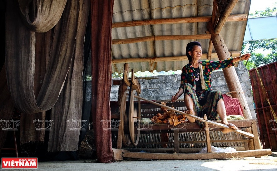 Монги в Лунгтаме предпочитают лен хлопку, полагая, что лен прочнее хлопка. Более того, по их верованию лен - связующий мост между человеком и духовным миром. (Фото: ИЖВ/ВИА)