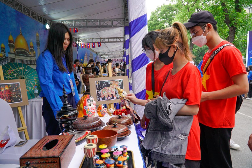 Туристы знакомятся с традиционными продуктами Мьянмы. Фестиваль был призван продвигать образ Ханоя и Вьетнама среди региональных и международных друзей, тем самым способствуя укреплению мира в регионе, ради солидарной, дружественной и процветающей Юго-Восточной Азии. Участники церемонии приняли участие в широком спектре мероприятий, включая выставку национальных цветов и одежды, кухонь и культур стран, шествие, рисование, уличное искусство и арт-гала. Шестнадцать культурных и художественных программ будут проведены в районах Ханоя с 13 по 23 мая в честь Игр. Ханой завершил подготовку к SEA Games 31, и все готово для крупнейшего спортивного события в регионе. В столице пройдут церемонии открытия и закрытия SEA Games 31, а также соревнования по многим видам спорта. (Фото: Минь Хьеу/Vietnam+)