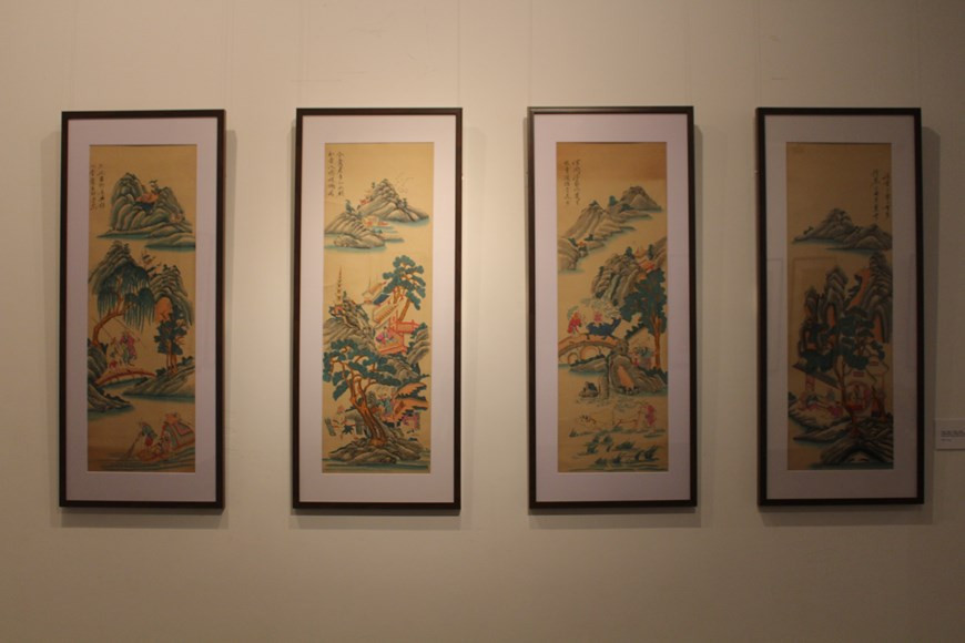 Самые популярные по сей день картины Четыре сезона в году. На выставке сейчас представлены 7 серий картин на эту тему, выполненных разными почерками и стилями. Бумага, используемая для рисования Хангчонг, называется бумагой Суен чи (giấy xuyến chỉ), которая отличается от бумаги естественного цвета, используемой для рисования Донгхо. Мастера Хангчонг раскрашивают картины пигментами, и поэтому тон картин Хангчонг обычно яркий и привлекательный, основные цвета - розовый, синий, зеленый, красный и желтый. В настоящее время рисуя народные картины карандашом и раскрашивая их с использованием приемов графического дизайна, художник Нгуен Суан Лам сотрудничает с компанией «TiredCity», которая воспроизводит народные картины на футболках, открытках, сумочках, и др., что способствует продвижению традиционного народного искусства Вьетнама среди молодых людей. (Фото: Минь Ань/ Vietnam+)