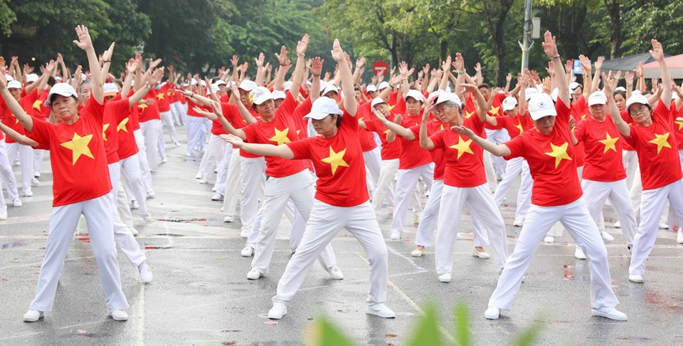 Более 2000 членов Ханойской ассоциации здоровья на открытом воздухе для людей пожилого возраста участвуют в массовой программе физических упражнений на свежем воздухе, проводимой в связи с Днем Вьетнама для пожилых людей (1 октября) и Месяцем вьетнамских пожилых людей. (Фото: ВИА)