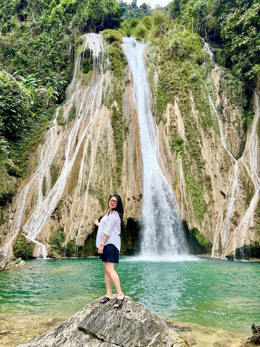 Наханг на языке Тай означает «последнее поле». Наханг прекрасен в любое время года из-за своей загадочной дикой красоты. Осенью озерный простор становится тихим и романтичным. Каждое утро, просыпаясь, путешественники чувствуют себя потерянными в «сказочном» месте с размытым в тумане нефритово-зеленым озером, высокими горами, покрытыми белыми облаками...Водопад Кхуойни является популярным пунктом регистрации среди молодежи. Каждое место в этом путешествии связано с легендами и священными историями: от горы Пакта – места слияния рек Гам и Нанг, символа Наханг, храма Пакта, где почитается невеста феодального полководца Чан Ньят Зуата, до легенды о девушке Айкао, которая пожертвовала собой, чтобы защитить жителей деревни от вторжения иностранных захватчиков. (Фото: Май Май/ Vietnam+)