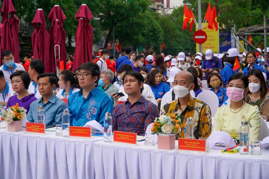 Союз коммунистической молодежи имени Хо Ши Мина города Ханоя проведет фестиваль молодежи ЮВА в пешеходной зоне озера Возвращенного меча. Мероприятие приурочено к 31-м играм ЮВА. В рамках фестиваля молодежи ЮВА состоятся множества привлекательные мероприятия, таких как выставка цветов, национальных костюмов, художественная программа и др. На Фестивале приняли участие представители молодежи из 11 стран Юго-Восточной Азии и почти 10.000 членов союза молодежи столицы. В ходе фестиваля проходят увлекательные мероприятия, в том числе выставка цветов и национальных одежд стран ЮВА, стенд кухни стран ЮВА, конкурс рисунков «За сплоченную ЮВА», пеший марафон, фестиваль уличных искусств с конкурсами песен и танцев, представлениями боевых искусств, трюки с футбольным мячом и др. (Фото: Минь Хьеу/Vietnam+)