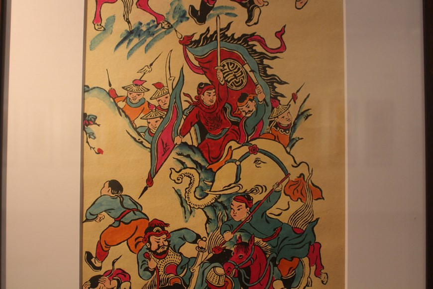 Серия картин «Император Куанг Чунг в походе на Север» в выставке «Весенние краски через коллекцию народных картин Ты биня» были созданы на историческую тему о короле – полководцу, который стал народной легендой после его победы при Нгокхой-Донгда над цинскими захватчиками весной 1789 года. Важен вклад императора Куанг Чунга в историю Вьетнама. Он воссоединил страну, сопротивлялся китайскому вторжению во Вьетнам и ввел вьетнамский язык в качестве национального. Ему посвящен фестиваль на холме Донгда, празднуя победу короля Куанг Чунга, победившего армию из 200 000 солдат династии Цин. Шествие дракона, игры и боевые искусства проводятся во многих городах как северного, так и южного Вьетнама. (Фото: Минь Ань/ Vietnam+)