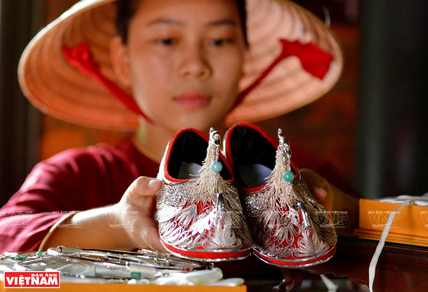 Хюэская девушка и утонченные серебреные шлепанцы. (Фото: ИЖВ)