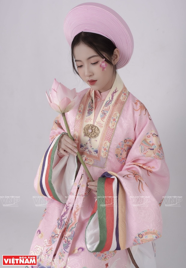 Некоторые вьетнамские древние костюмы от дизайнера Нгуен Минь Чау.