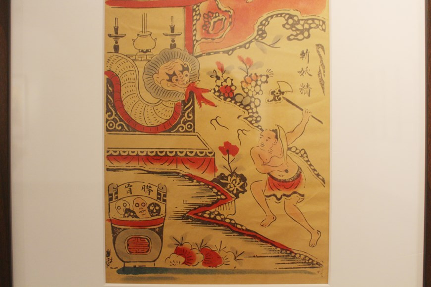 В начале 20-го века картины начали писать и на другие темы: женская красота, сельский базар, европейские праздники, военный парад, танец льва, танец дракона и т.д. В те времена лубки считались одним из атрибутов алтаря предков. Однако искусство создания картин Хангчонг всегда считается символом традиционной культуры и эстетической ценности Вьетнама. До наших дней сохранилось лишь около 30 печатных форм, среди которых самая большая имеет размер 120x80 сантиметров, а самая маленькая – 45x30 сантиметров. Эти формы используют для печати иллюстраций, после чего наносят клей в несколько слоёв и перерисовывают картину с помощью красок – на всё это уходит как минимум 3 дня. (Фото: Минь Ань/ Vietnam+)