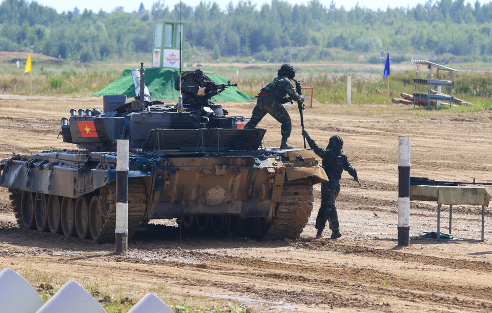 Первый танковый экипаж установил пулеметы для упражнения по стрельбе по мишеням №9. (Фото: ВИА)