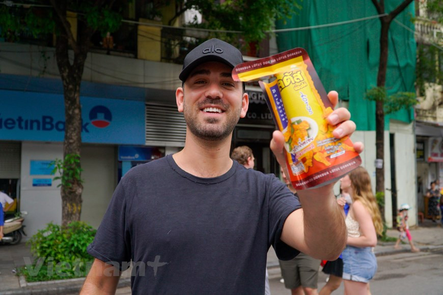 Аарон, американский турист, сказал, что он был очень рад и взволнован возможностью познакомиться с кухней стран Юго-Восточной Азии на этом мероприятии. В программе приняли участие представители посольств стран Юго-Восточной Азии во Вьетнаме; руководителей центральных департаментов и агентств и города Ханоя. В частности, Фестиваль приветствует более 10 000 делегатов – молодых людей из 11 стран Юго-Восточной Азии, волонтеров 31-х Игр Юго-Восточной Азии, а также большое количество членов молодежных союзов и молодежи столицы. Программа направлена на уважение и использование традиционных ценностей параллельно с современностью, уникальными особенностями Вьетнама и других стран региона, предлагает посетителям привлекательную культурную площадку. В рамках Фестиваля молодежи Юго-Восточной Азии проходят также арт-гала-программы «За сильную Юго-Восточную Азию» и «Студенческий музыкальный фестиваль в честь 31-х Игр ЮВА». (Фото: Минь Хьеу/Vietnam+)