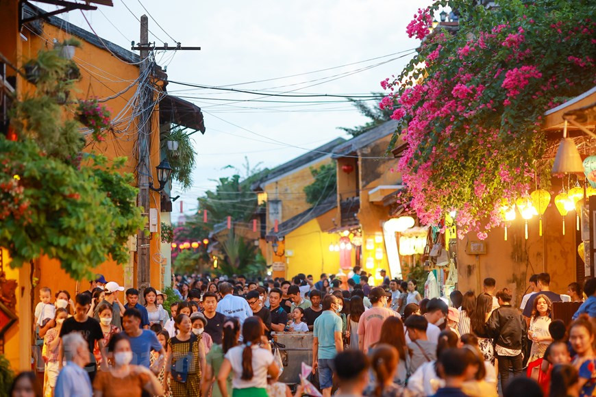 После того, как городок Хойан был выбран в качестве акцента для Национального года туризма 2022 года, реструктуризация туристического рынка устойчивым и эффективным образом направлена на высококачественный туристический рынок длительного пребывания. Высокие расходы — это долгосрочное решение для восстановления темпов роста туризма. С другой стороны, с цепочкой связаны программы стимулирования внутреннего туризма, такие как “Вьетнамцы едут во Вьетнам”, “Безопасный и привлекательный туризм во Вьетнаме”, “Куангнам — одно направление, два наследия”. Крупные туристические центры в стране - это тенденция развития, которой руководит город Хойан. Музыкальный и гастрономический фестиваль An Bang Beach, показ мод Peaceful Sky, Вьетнамский фестиваль шелка и парчи, фестиваль Gong Echo, фестиваль моря «Хойан — летние эмоции», безусловно, помогут Куангнаму в целом и Хойану, в частности, оправиться и восстановить свои лидирующие позиции в сфере туризма. Такие ожидания высказал заместитель генерального директора Генерального департамента туризма Ха Ван Шиеу. (Фото: Минь Шон/Vietnam+) 