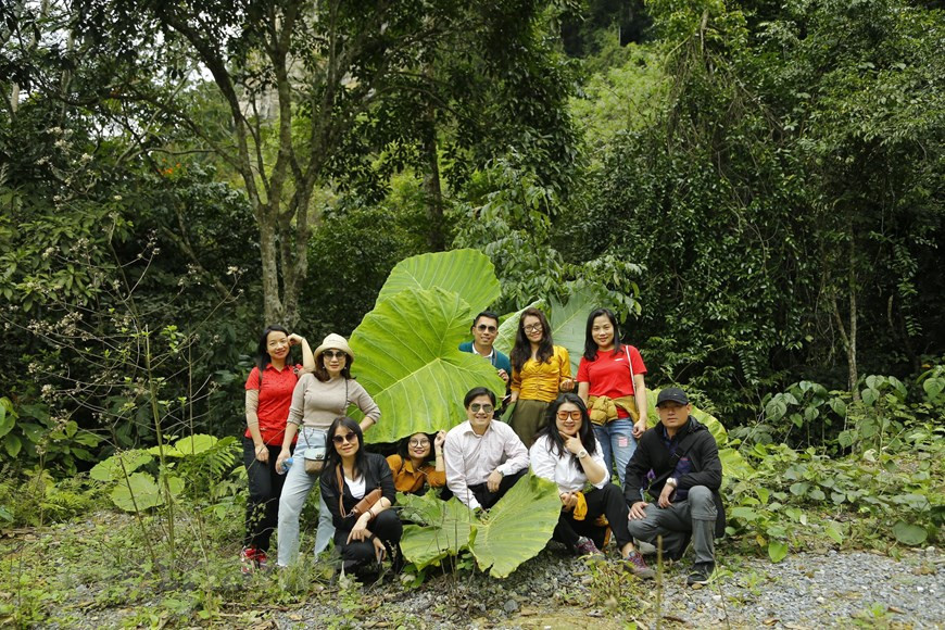По дороге к водопаду Кхуойни самое привлекательное для туристов - восхождение к водопаду, купание в водопаде и рыбный массаж. Недалеко от водопада Кхуойни туристы могут посетить пещеру Кхуойпин. Не только привлекая посетителей знакомством с первозданными лесами, протянувшимися вдоль берегов рек, Наханг привлекает своей чрезвычайно уникальной традиционной культурой коренных народностей, отраженной в традиционных фестивалях, таких как Фестиваль Лонг Тонг (народности Тай), Кап Шак, То Хонг, шествие невесты (народности Зао) в уникальных парчовых костюмах. Изюминкой туризма водохранилища Наханг является заповедник Татке-Банбунг, который сохранил почти нетронутыми ценности биоразнообразия леса Туенкуанг. Площадь заповедника составляет более 22.000 гектаров, около 68% площади которого составляют влажные тропические леса, все еще находящиеся в первозданном состоянии. (Фото: Май Май/ Vietnam+)