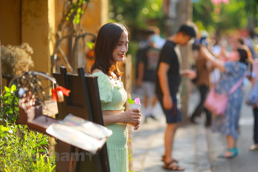 Лето – сезон туризма в Хой-ане. На заметку! Достопримечательностей, за посещение которых надо платить, есть 22, стоимость комплекта билетов для осмотра любых 6 составляет 120.000 VND. Хотя на билетах и указано, что они актуальны 24 часа, но даты на них нет, следовательно, использовать их можно на протяжении нескольких дней. Кстати, вместе с билетами можно взять карту-схему Старого города Хойан. Хотя заблудиться здесь невозможно, но с картой будет проще разобраться, где музей, где храм, где галерея, а где просто магазин – всё дело в том, что рассматривая здание с улицы, понять это можно далеко не всегда.Туристов, посещающих исторический центр Хойана, просят проявить уважение к национальной культуре и одеваться прилично: мужчинам желательно быть в рубашке, а женщинам – в одежде с длинными рукавами, и прикрывающей колени. (Фото: Минь Шон/Vietnam+) 