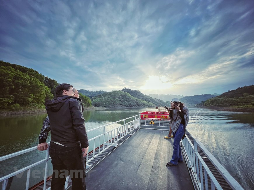 Туристы садятся на лодку с пристани Тхыонглам, чтобы посетить национальный природный заповедник Наханг- Ламбинь. «Наханг» на языке малой народности таи означает «последний участок поля». В этой зоне экотуризма находятся сказочные рисовые поля, известняковые горы, девственные леса и огромное водохранилище, что создаёт великолепные пейзажи. Курорт расположен на территории уездов Наханг и Ламбинь; его площадь составляет 15 тысяч гектаров, в том числе 8 тысяч гектаров внутренних вод. Водохранилище Наханг-Ламбинь является одним из самых больших на севере страны и соединено с национальной туристической зоной Бабе в провинции Баккан. Наханг давно знаменит своими великолепными пейзажами. Туенкуанг сосредоточится на развитии медицинского и спортивного курортного туризма на минеральном источнике Милам. В частности, провинция продвигает развитие инфраструктуры транспорта, телекоммуникаций, электричества, воды, окружающей среды, объектов размещения, развитие туризма, связанного с органическим сельским хозяйством... в двух уездах Наханг и Ламбинь. (Фото: Май Май/Vietnam+)