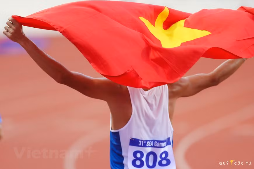 Спортсменка Нгуен Тхи Оань счастлива, когда выиграла золотую медаль по легкой атлетике. Бегуны Нгуен Тхи Оань и Нгуен Тхи Хуен стали выдающимися золотыми медалистами Вьетнама. Оань успешно защитила свой титул в трех своих сильных категориях: 1.500 м среди женщин; бег с препятствиями на 5.000 и 3.000 метров, в котором она побила собственный рекорд, установленный на предыдущих Играх SEA.В этом году Хуен завоевала 10-е золото за свою коллекцию золотых медалей на Играх SEA. Благодаря этим достижениям Вьетнам три года подряд возглавлял список медалей по легкой атлетике. Успех в легкой атлетике, прозванной «Королевой спорта» и популярной олимпийской, доказал, что Вьетнам находится на правильном пути в инвестиционной стратегии спорта. (Фото: Vietnam+)