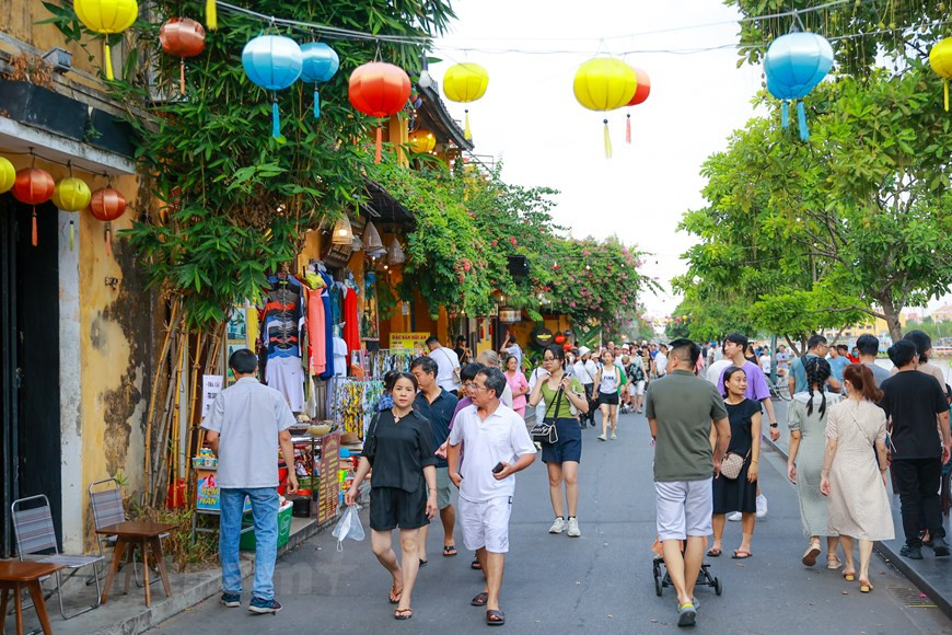 Хойан – город, расположенный в 30 км от Дананга, с населением около 60 тысяч человек. В XVII – XIX вв. Хойан (европейцы называли его Файфо) был одним из главных портов Юго-Восточной Азии. Первые свидетельства обитания человека в районе Хойана насчитывают 2200 лет и относятся к цивилизации Сахюинь позднего железного века. Со II по X вв. регион был центром государства Чампа. Порт, ставший в последствии Хой Анем, соседствовал со столицей тямов Симхапурой (Чакьеу) и Мишоном. В 1307 г. король Чампы женился на дочери вьетнамского монарха из династии Чан и подарил вьетнамцам провинцию Куангнам. В последующие века китайские, японские, голландские, португальские, испанские, индийские, филиппинские, индонезийские, тайские, французские, английские и американские суда заходили в Хойан за высококачественным шелком, тканями, бумагой, фарфором, чаем, сахаром, орехами арековой пальмы, перцем, травами, слоновьими бивнями, воском, перламутром, лаковой посудой, серой и свинцом. Так появилась иностранная колония. (Фото: Минь Шон/Vietnam+)