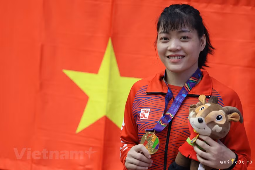 На Играх ЮВА или любом спортивном празднике вьетнамский флаг призван поднимать настроение и укреплять дух каждого спортсмена в соревнованиях. Организация 31-ых Игр ЮВА (SEA Games 31) Вьетнама произвела сильное впечатление на региональные средства массовой информации. Международные СМИ оценили, что Вьетнам поднял уровень регионального спортивного праздника.SEA Games 31 на тему «За укрепление Юго-Восточной Азии» проходит в Ханое и 11 соседних провинциях и городах до 23 мая.Игры включают 40 видов спорта и 523 мероприятия, в которых принимают участие около 10.000 человек. Мероприятие, проходящее раз в два года, изначально было запланировано на конец 2021 года, но было отложено из-за пандемии COVID-19. (Фото: Vietnam+)