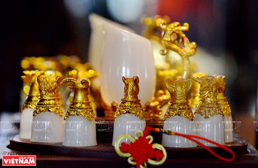 Нефритовый кубок с золотой инкрустацией. (Фото: ИЖВ)