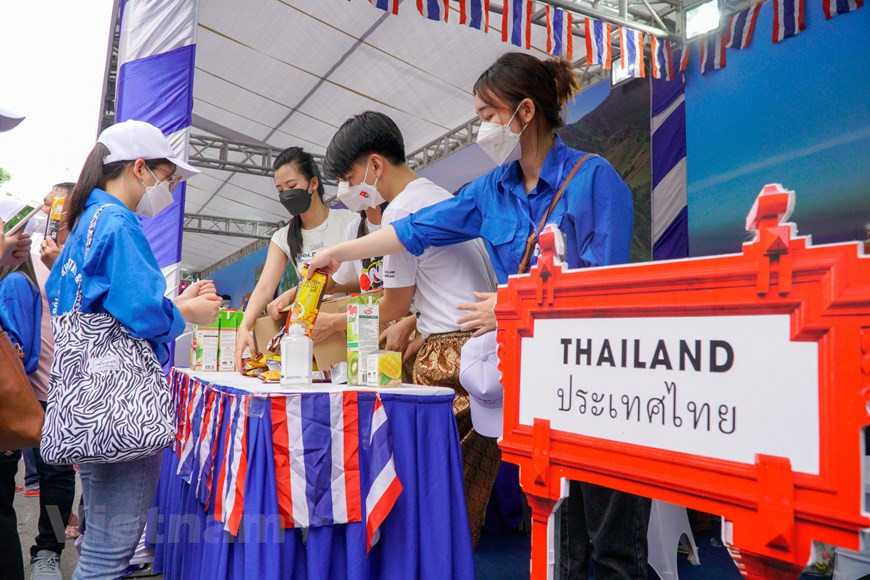 Посетители знакомятся с кухней страны Золотого Храма. Можно сказать, что фестиваль - место пересечения традиционных культур и современных влияний, где молодые люди объединяются, чтобы двигаться вперед — с одной целью «во имя устойчивых ценностей Юго-Восточной Азии». Фестиваль получил активную поддержку и оперативное финансирование от многих агентств и подразделений, таких как: Ханойская корпорация пива, алкоголя и напитков (Habeco), Вьетнамская акционерная компания CP ... и многие члены профсоюзов молодежи и жители столицы. Молодежный фестиваль Юго-Восточной Азии - это возможность демонстрации молодости, солидарности и дружбы столичной молодежи, гостеприимства жителей Ханоя и Вьетнама, приветствия региональных и международных друзей во многих значимой культурной, художественной и общественной деятельности. (Фото: Минь Хьеу/Vietnam+)