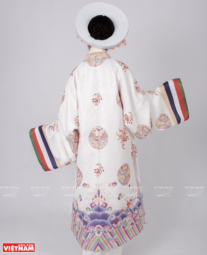 Некоторые вьетнамские древние костюмы от дизайнера Нгуен Минь Чау.