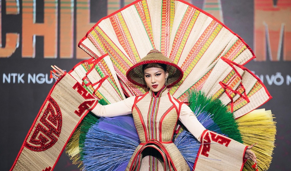 Национальный костюм "Chieu Ca Mau " от Нгуен Куок Виета. (Фото: Vietnam+)