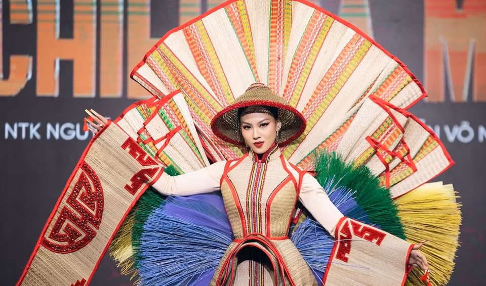 Национальный костюм "Chieu Ca Mau " от Нгуен Куок Виета. (Фото: Vietnam+)