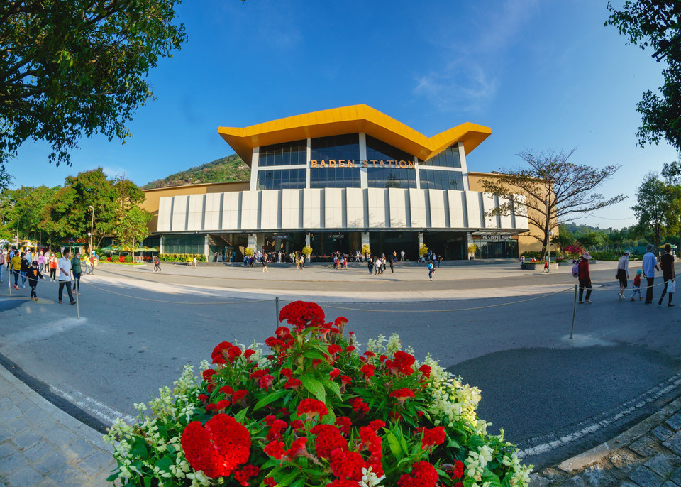 Самая большая в мире станция канатной дороги на горе Баден (Тэйнинь) переполнена туристами. (Фото: ВИА)