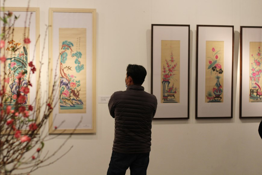 Происхождение живописи Хангчонг восходит к 17 веку, во времена правления династии Ле. В отличие от сельской местности Донгхо, производственный участок картины Хангчонг расположен в самом центре Ханоя, который сейчас является кварталом между Хангчонг, Хангнон, Хангхом и Хангкуат. Это было одно из немногих мест, где во Вьетнаме писали народные рисунки во времена династии. В прошлом мастера Хангчонг часто начинали делать картины в одиннадцатом и двенадцатом месяцах лунного календаря.так что они могли удовлетворить высокий спрос во время праздника Тэт, когда картина Хангчонг была незаменима для каждой ханойской семьи. По этой причине живопись Хангчонг, помимо Донгхо, также называлась живописью Тэт (tranh Tết). (Фото: Минь Ань/ Vietnam+)