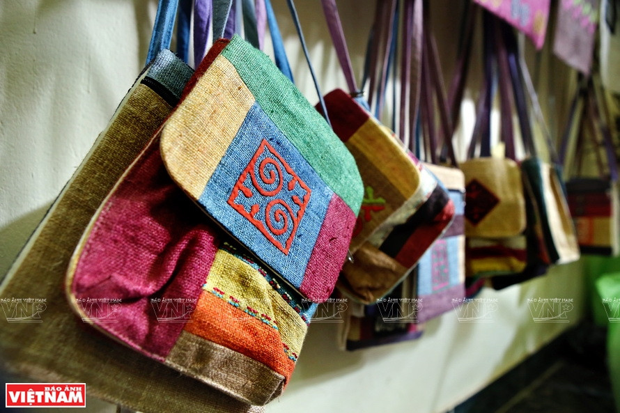 Различные изделия деревни Лунгтам (Фото: ИЖВ/ВИА)