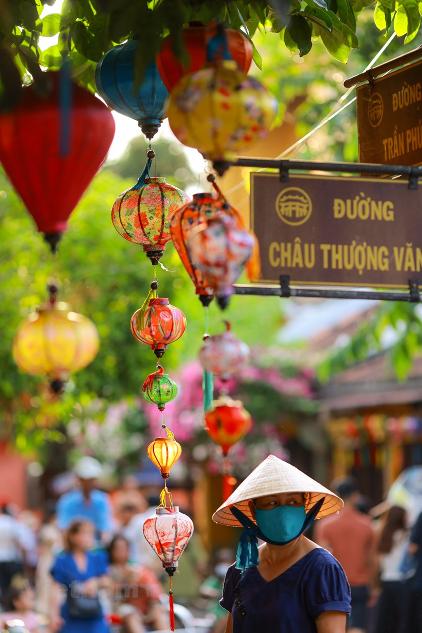 Старый город Хойана обязательно стоит увидеть. Хорошо сохранившиеся здания отражают сплав культур — и доколониальной вьетнамской, и китайской, и японской, и европейской. Представьте себе такую смесь в одном небольшом городке! Хойан настолько колоритный, самобытный и красивый, что я никак не могла сообразить, как же это всё передать на фотографии. Хотелось просто ходить и смотреть, но Игорь постоянно напоминал «Фотографируй! Как потом на блоге будешь про эту красоту рассказывать?». От Хойана я осталась в восторге. Одно из тех мест во Вьетнаме, которые действительно стоит увидеть. Несмотря на количество туристов на улицах, всё равно ощущаешь колорит города. Тут китайский храм, там буддистская пагода, вот типичное китайское здание с магазином на первом этаже и жилыми помещениями на втором. (Фото: Минь Шон/Vietnam+)