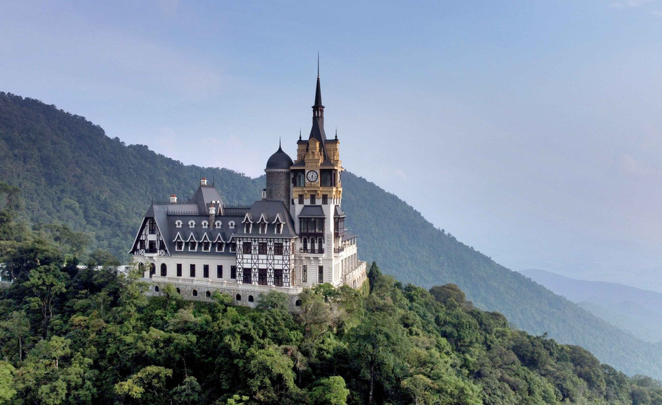 Замок на вершине горы в туристической зоне Тамдао. (Фото: ВИА)