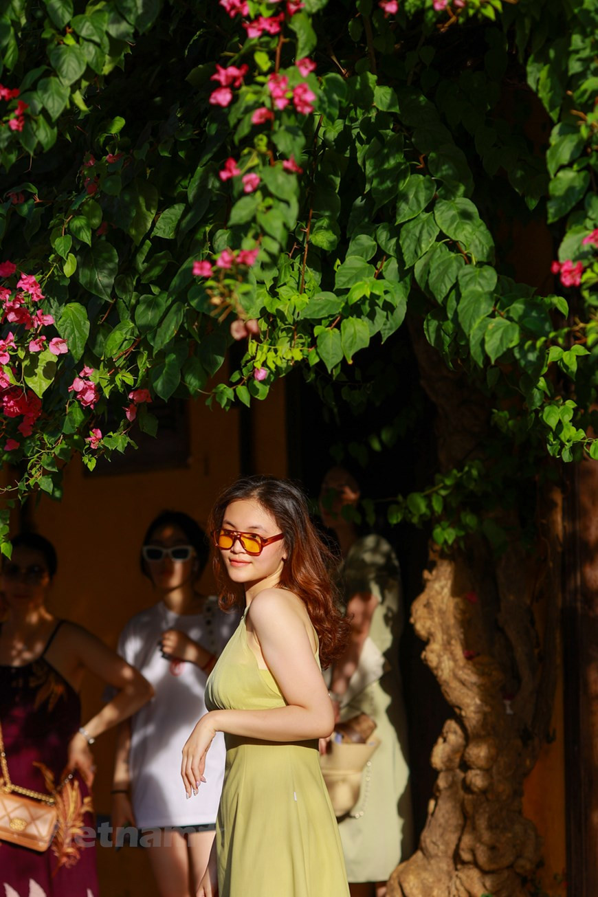 Поскольку большинство зданий было построено из дерева, их необходимо периодически ремонтировать, и поэтому многие здания с основными конструкциями 17 и 18 веков были обновлены в 19 веке с использованием традиционных методов ремонта. В настоящее время нет необходимости заменять старые здания новыми из современных материалов, таких как бетон и гофрированное железо. Ежедневно, с 8:30 до 11:00 и с 15:00 до 21:30 улицы в Старом городе перекрывают, и въезд транспорта становится невозможен. Условия для туристов-пешеходов, желающих погулять по историческому центру, создаются прекрасные. Чтобы посмотреть в старой части Хойана достопримечательности, необходимо купить билеты – их продают в туристическом инфоцентре и в киосках, установленных у входа в Старый город. (Фото: Минь Шон/Vietnam+)