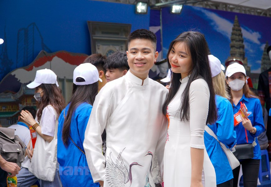 Молодые люди во вьетнамском аозай. В рамках Фестиваля молодежи Юго-Восточной Азии» проходит множество интересных мероприятий, таких как: Выставка национальных цветов и национальных костюмов и знакомство с культурой и кухней стран Юго-Восточной Азии, ходьба и дача автофграфа «За здоровую и единую Юго-Восточную Азию», рисование на тему «Стремления к Юго-Восточной Азии – к процветающей Юго-Восточной Азии», Фестиваль уличного искусства… Программа направлена на почитание и использование традиционных ценностей параллельно с современными, уникальными особенностями Вьетнама и других стран региона, предлагает посетителям привлекательную культурную площадку. Вечером того же дня в рамках Фестиваля молодежи Юго-Восточной Азии также проходит арт-гала-программа «За сильную Юго-Восточную Азию» и «Фестиваль студенческой музыки в честь 31-х Игр ЮВА. (Фото: Минь Хьеу/Vietnam+)