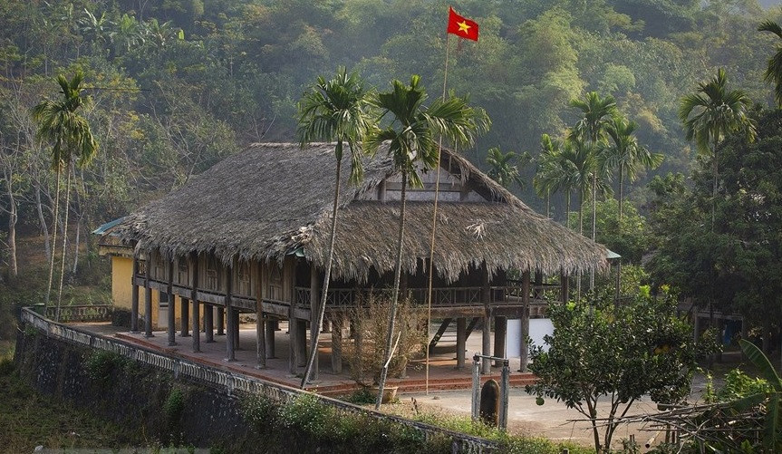 Старинные дома на сваях в виде черепахи мыонгов сохранились до сих пор в деревне Жангмо. (Фото: ВИА)