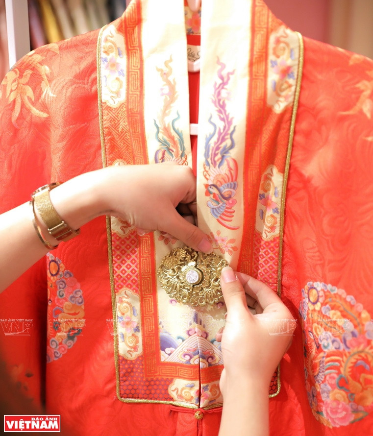 Мотивы на платье пришиты вручную.