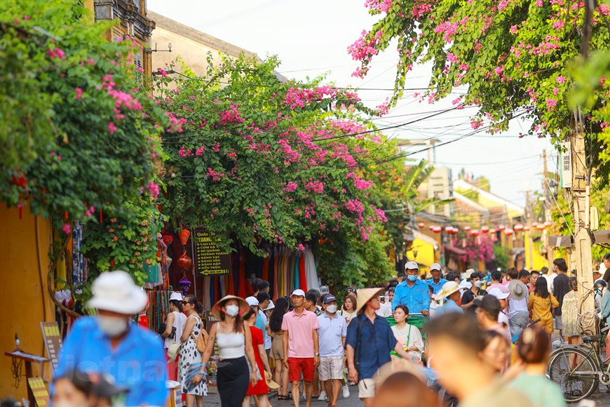 В городе есть 5 Залов собраний, но Фук Киен – самый большой и прославленный из них. Даже если посмотреть на достопримечательности Хойана (Вьетнам) на фото, можно понять, насколько красив Зал собраний фуцзяньской китайской общины. Обосновавшись в Хойане, приехавшие китайцы возводили Залы собраний, где могли молиться своим богам и общаться, где имели возможность сохранять традиции своего народа. Это здание в конце XVII века построили китайцы из провинции Фуцзянь. Здание имеет вид иероглифа, обозначающего цифру «3». На территории просторного двора стоят статуи Будды и его учеников, есть фонтан, украшением которого стали фигуры животных. Большая часть здания отведена под храм богини моря, покровительствующей рыбакам и всем тем, кто путешествует по морю. В Зале большое количество статуй и колоколов из бронзы. (Фото: Минь Шон/Vietnam+)