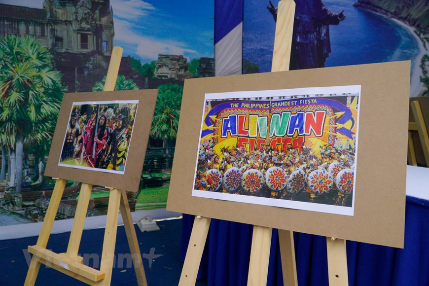 Традиционные картины филиппинского павильона. В духе сплоченности и активной адаптации, преодоления барьеров пространства, времени и интерактивных форм, создания новой движущей силы для эффективного развития молодежи был организован «Молодежный фестиваль Юго-Восточной Азии» с множеством привлекательных мероприятий, таких как: Выставка национальных цветов и национальных костюмов, знакомство с культурой и кухней стран Юго-Восточной Азии, ходьба и дача автографа на память «За здоровую и единую Юго-Восточную Азию», во время которой участники фестиваля вместе создали путешествие из 11.000 шагов и собрали 11.000 подписей на карте ЮВА, мастер-класс по рисованию «Стремления Юго-Восточной Азии – к процветающей Юго-Восточной Азии», Фестиваль уличного искусства. (Фото: Минь Хьеу/Vietnam+)