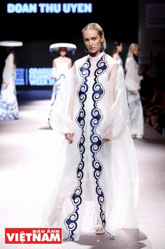 Коллекция «Вьетнамский колорит», вдохновленная традиционными вьетнамскими керамическими изделиями Чу Дау. (Фото: ИЖВ)