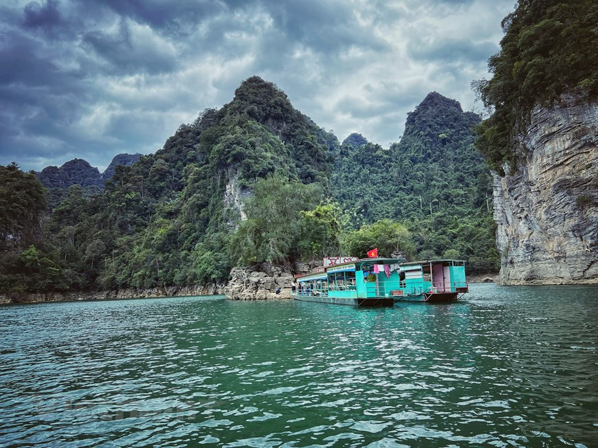 Раньше было довольно сложно добраться до зоны экотуризма Наханг, однако с развитием транспортной инфраструктуры всё стало гораздо проще. Этот горный курорт становится всё более популярным с каждым годом. Расположенный примерно в 130 км от центра города Туенкуанг на севере, заповедник - место слияния двух рек: реки Гам и реки Нанг, окруженный величественными и первобытными лесами и скалистыми горами. В Наханге проживают представители 12 малых народностей, поэтому здесь можно познакомиться с особенностями культур нацменьшинств. Местные жители очень гостеприимны и дружелюбны – они всегда готовы спеть вам народные песни. Если вам повезёт, то можно попасть на какой-нибудь традиционный праздник или фестиваль. По четвергам и воскресеньям часто собирается сельский базар Тхыонглам. (Фото: Май Май/Vietnam+)