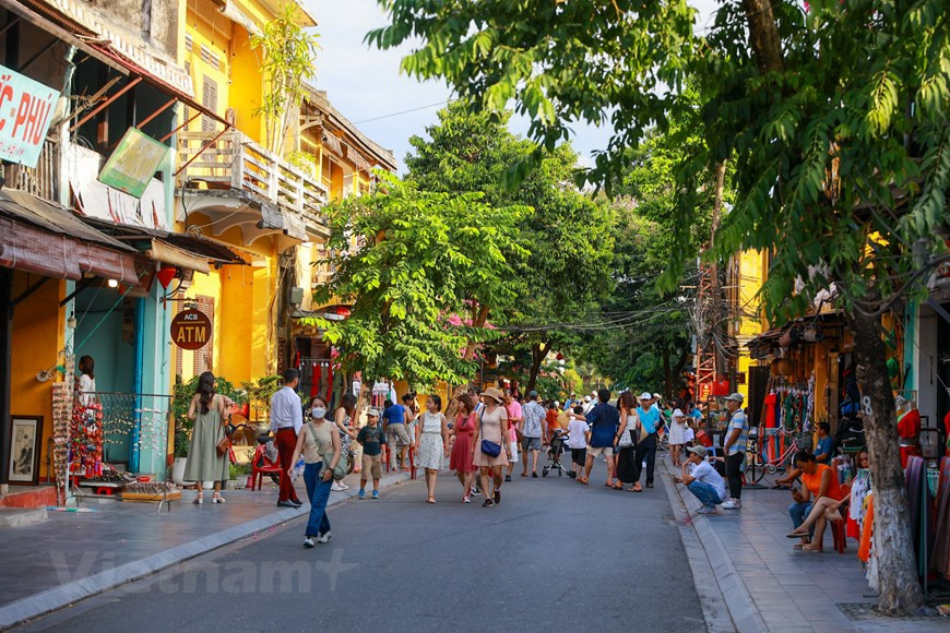 Благодаря своему удобному географическому расположению провинция Куангнам обладает благоприятными условиями для развития туризма. Хойа́н (вьетн. Hội An, произношение (инф.) — город провинциального подчинения в провинции Куангнам в центральном Вьетнаме. Население — свыше 120 тыс. человек, преимущественно вьеты, имеется небольшая китайская община. Площадь — 60 км². В 1999 году старый город Хойана, относящийся к XV—XIX векам, был внесён в список объектов всемирного наследия ЮНЕСКО как образец хорошо сохранившегося торгового порта Юго-Восточной Азии. Его планировка и многочисленные древние строения отражают местное и иностранное влияние на архитектуру и быт доколониального Вьетнама. Хойан отражает сплав культуры коренных народов (тямов и вьетов) с иностранными культурами (изначально китайской и японской, позже — европейской). Из-за обилия прогулочных и рыболовецких лодок, различных катеров, плавучих ресторанчиков, которые перемещаются по реке и каналам, исторический центр Хойана часто называют «вьетнамской Венецией». Город является отправной точкой для экскурсий, следующих в расположенные рядом тямские комплексы Мишон и Донгзыонг. (Фото: Минь Шон/Vietnam+) 