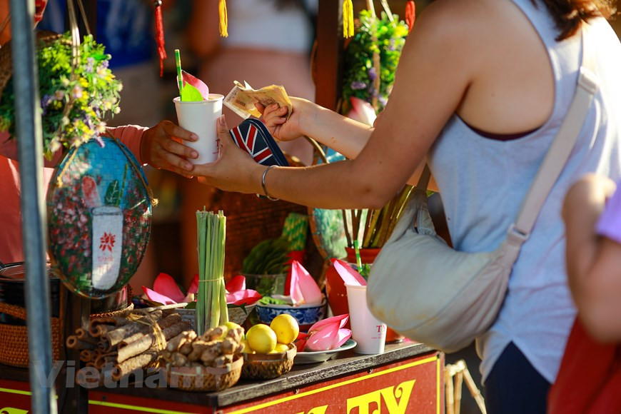 Сейчас в Хойане насчитывается больше тысячи исторических значимых зданий. Это настоящий музей под открытым небом! Большую часть построек в старом городе можно посмотреть бесплатно, но чтобы посетить самые значимые строения, нужно покупать билет. Честно говоря, мы с таким удовольствием бродили по улицам старого города, что даже забыли про билеты. Тут столько всего можно увидеть бесплатно! Говорят, что в последние годы Хойан стал утрачивать свою самобытность. Что на улицах стало слишком мало настоящей жизни — местные жители сдают или продают свои жилища в центре города и уезжают жить на окраины. Старый город захватывает туристический бизнес. Хойан является единственным представителем Вьетнама в списке 10 самых дружелюбных городов мира 2022 года. (Фото: Минь Шон/Vietnam+) 