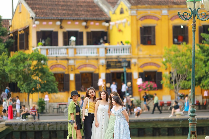Хойан: город-музей под открытым небом. Хойан выделяется среди всех городов и мест, что мы посетили во Вьетнаме. Главная особенность города в том, что он сохранил свой исторический облик, не поддавшись тенденции сносить дома и строить современные безликие вьетнамские дома. В Хойане можно увидеть и китайскую архитектуру, и японскую, и европейскую. Всё это гармонично сочетается и создаёт неповторимый облик города. Хойан — это обязательный для посещения город Вьетнама. На основе более 232 млн. отзывов туристов на платформе Booking.com был объявлен результат 10-й премии Traveller Review Awards, в том числе в номинации «10 самых дружелюбных городов мира 2022 года». Хойан является единственным городом Вьетнама в данном списке. (Фото: Минь Шон/Vietnam+)