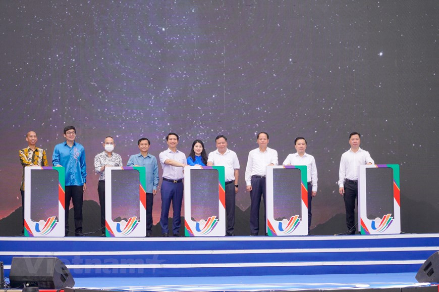 Красочный молодежный фестиваль Юго-Восточной Азии, включающий в себя ряд оживленных привлекательных мероприятий, проходил с 8 часов до 23 часов 7 марта на пешеходной улице у озера Хоанкием и в некоторых местах в городе Ханое. Изюминкой фестиваля стали художественное гала-представление «Ради более сильной Юго-Восточной Азии» и молодежный и студенческий музыкальный фестиваль, приветствующий 31-е Игры Юго-Восточной Азии на тему «За устойчивые ценности Юго-Восточной Азии». Церемонию открытия фестиваля провели представители стран Юго-Восточной Азии и представители города Ханоя. Ожидается, что мероприятие станет «мостом», соединяющим молодых людей из стран Юго-Восточной Азии. В церемонии приняли участие более 10 тысяч молодых людей, представляющих 11 стран региона, волонтеры, члены Союзов. (Фото: Минь Хьеу/Vietnam+)